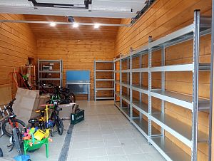 Монтаж слесарного стола SLF и стеллажных систем в гараже