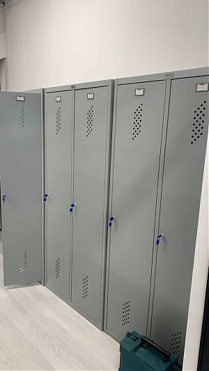 На объекте заказчика установлены металлические шкафы для раздевалок